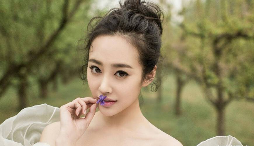 精品亚洲AV明星 创造出独特的明星艺术风格